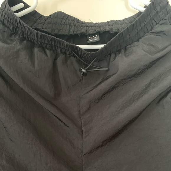 Windbreaker pants - Rutched toggle drawstring - Picture 5 of 9